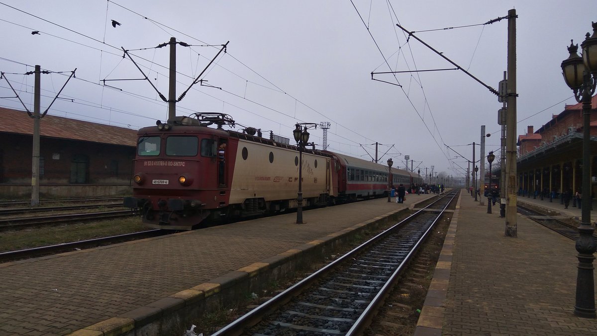 E-Lok 91-53-0-410769-0 mit IR-Garnitur am 25.11.2017 in Hauptbahnhof Suceava (Burdujeni)