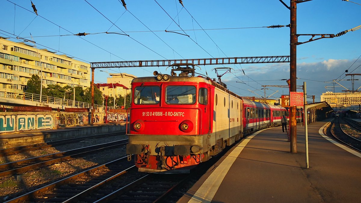 E-Lok 91-53-0-410806-0 mit IR-Garnitur am 26.09.2018 im Nordbahnhof Bukarest