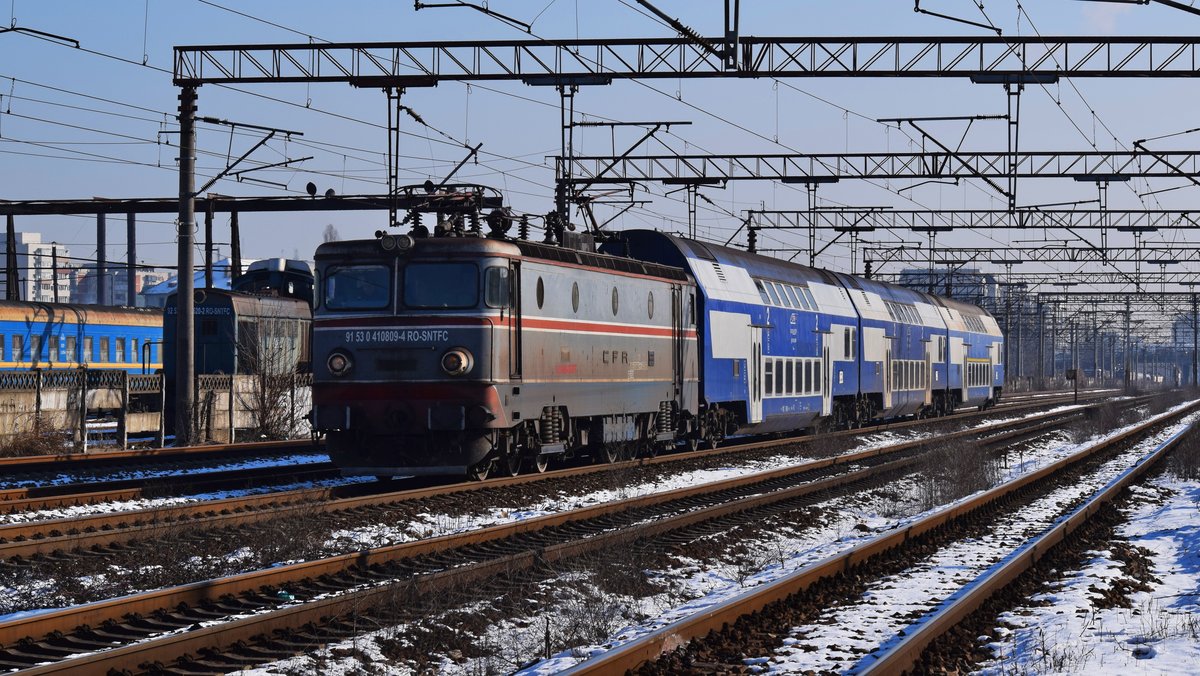 E-Lok 91-53-0-410809-4 in alter Lackierung mit Doppelsstockwageen am 24.01.2018 kurz nach Verlassen des bukarester Nordbahnhofs