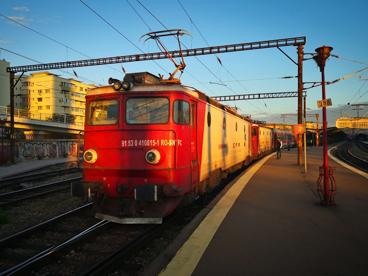 E-Lok 91-53-0-410815-1 mit IR-Garnitur nach Chisinau am 26.09.2018 im Nordbahnhof Bukarest