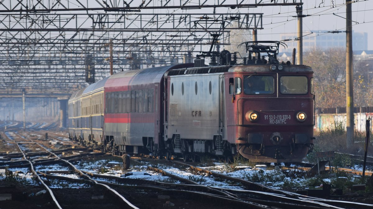 E-Lok 91-53-0-410920-9 zieht am 02.12.2018 mit IR-Garnitur in den bukarester Nordbahnhof ein.