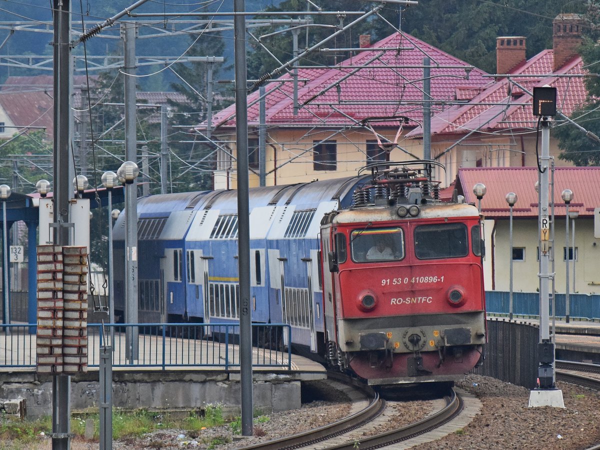 E-Lok 91-53-0-41096-1 mit Doppelstockwagengarnitur nach der Abfahrt aus Bahnhof Busteni am 14.08.2017.