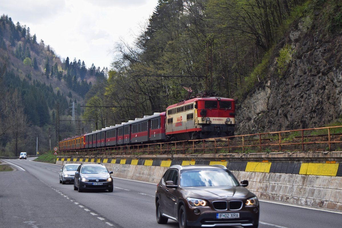 E-Lok 91-53-0-425523-4 der Regio Calatori (ehem. Regio Trans) etwa 10 Kilometer vor Brasov am 14.04.2018.