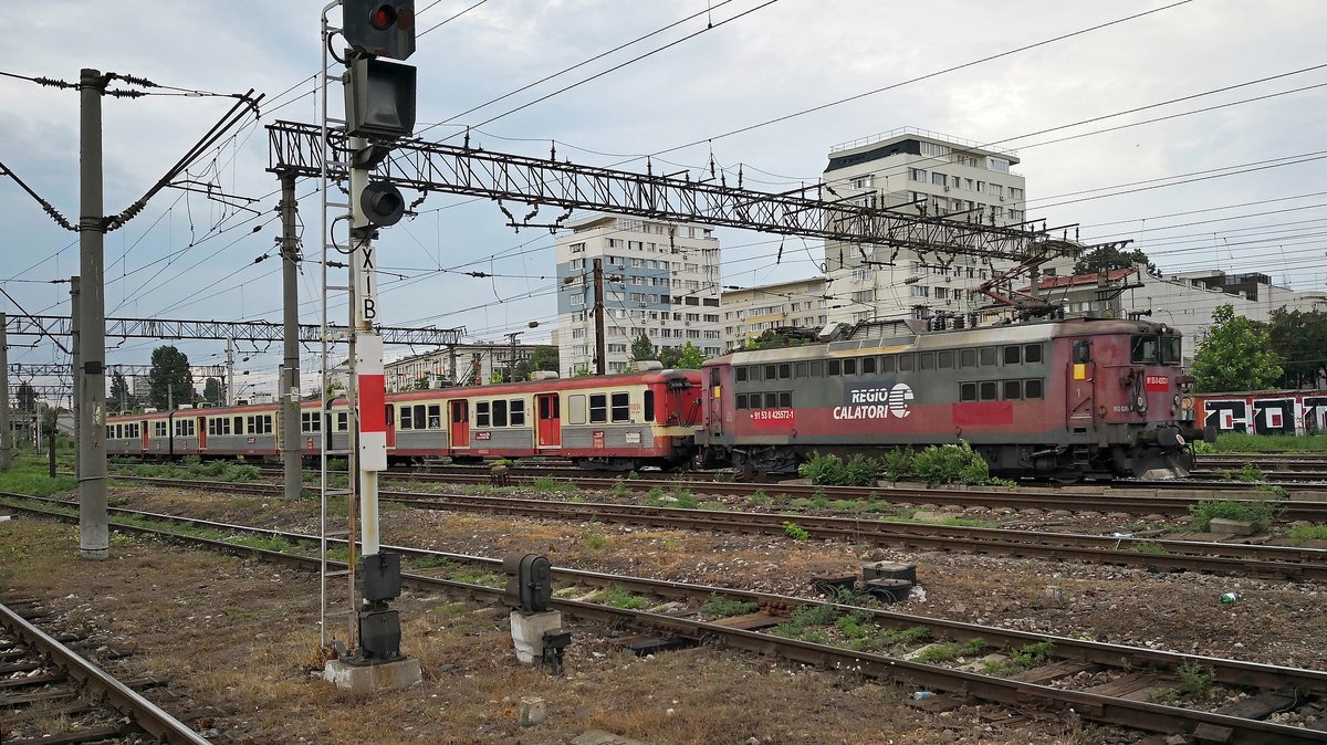 E-Lok 91-53-0-425572-1 der Regio Calaltori (ex RegioTrans) mit Regio aus Brasov näherte sich am 07.08.2018 dem Nordbahnhof Bukarest