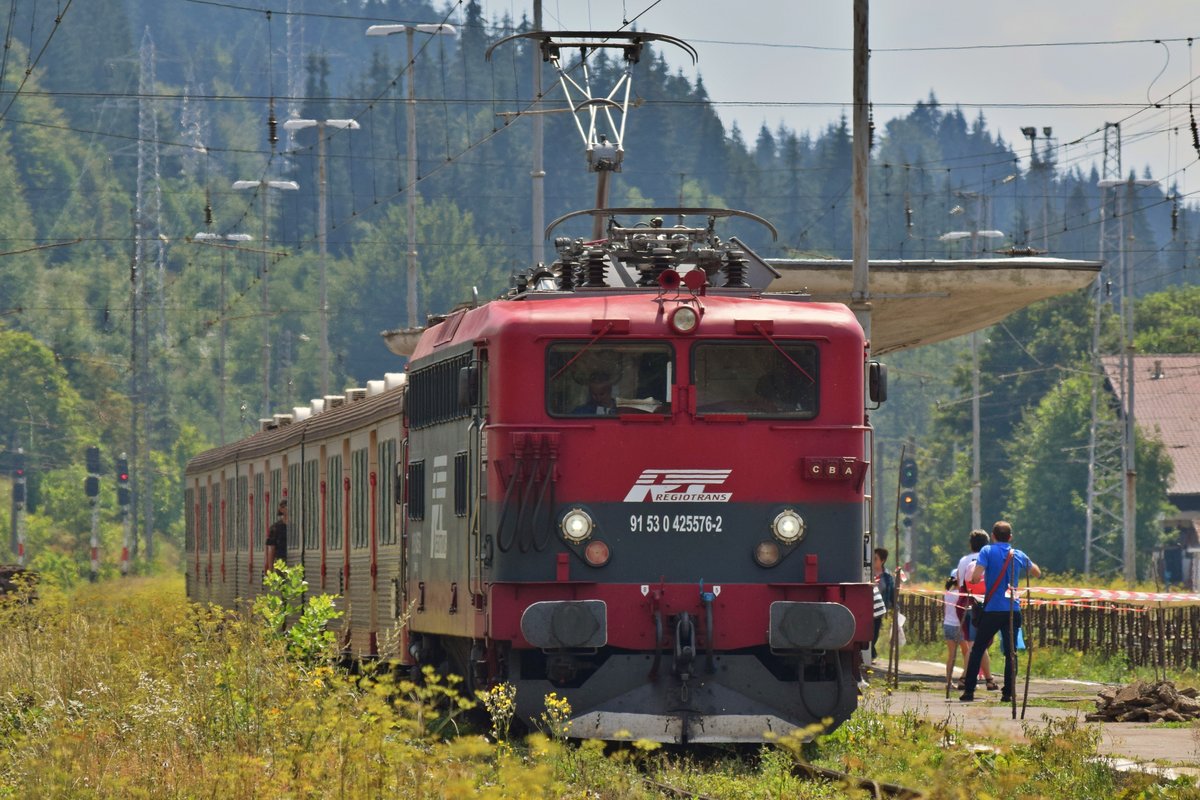 E-Lok 91-53-0-425576-2 mit Regio im Bahnhof Predeal am 16.08.2017