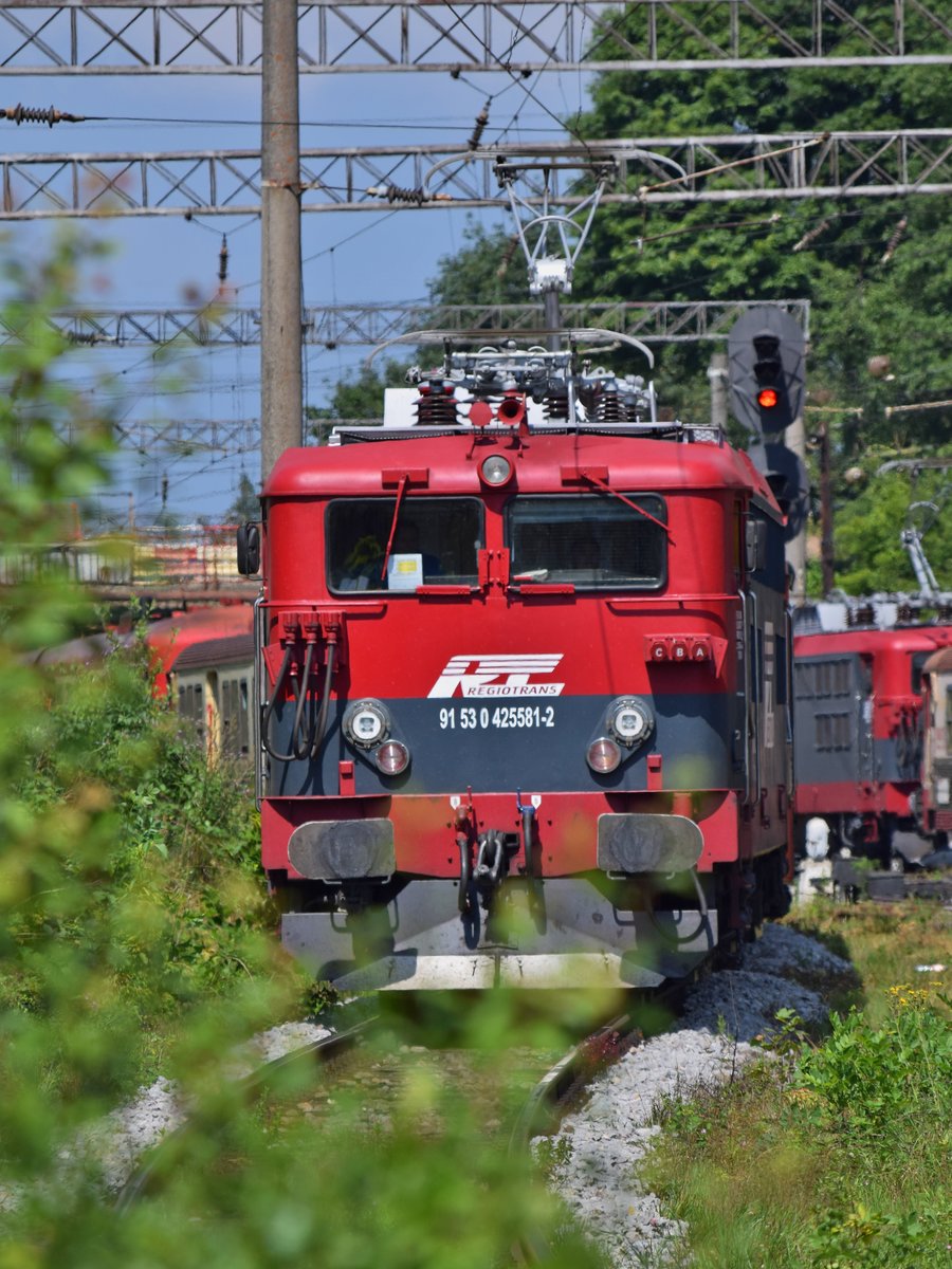 E-Lok 91-53-0-425581-2 der Regiotrans kommt mit Regio aus Richtung Brasov am 16.08.2017 in Bahnhof Predeal an.