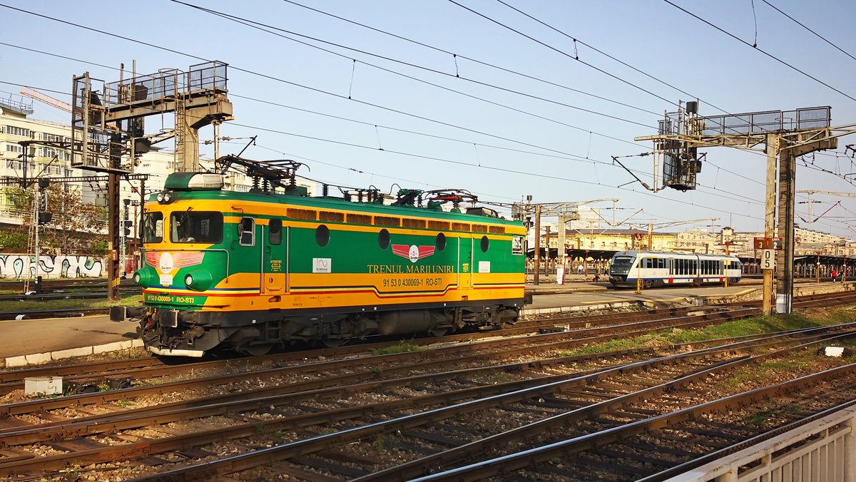 E-Lok 91-53-0-430069-1 der Astra Trans Carpatic manövriert am 25.04.2019 im Bahnhf Bucuresti Nord.