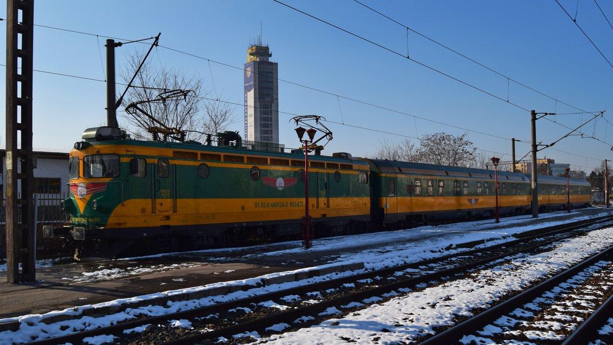 E-Lok 91-53-0-440124-2 der Astra Transcarpatic stand abgestellt am 24.01.2018 mit zwei Schlafwagen im Nordbahnhof Bukarest