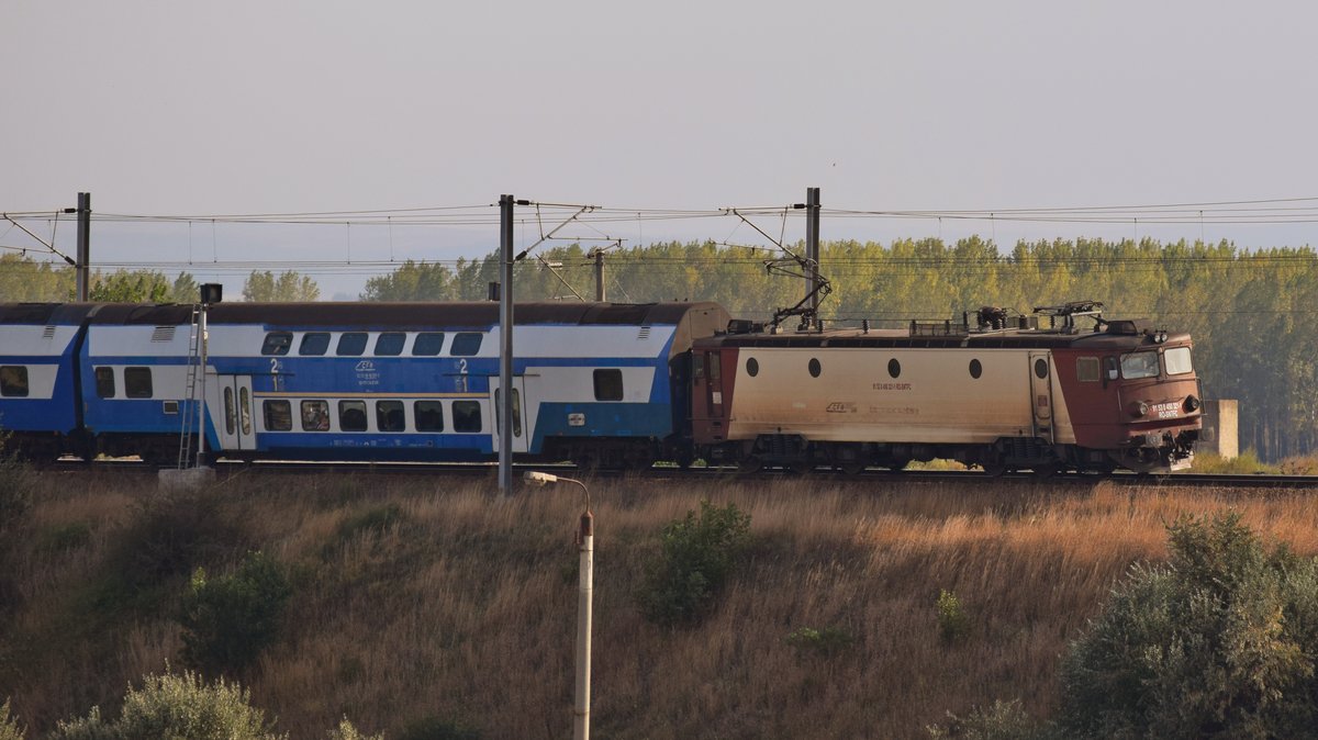 E-Lok 91-53-0-450321-1 mit Regio am 30.09.2017 kurz nach der Überfahrt über die Donau bei Fetesti.