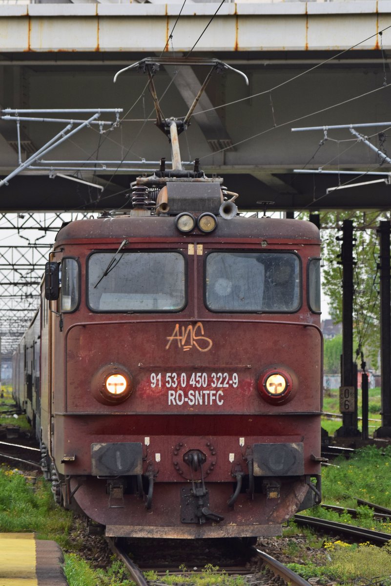 E-Lok 91-53-0-450323-4 verlässt den Nordbahnhof Bukarest am späten Abend des 15.04.2018 im Nordbahnhof Bukarest