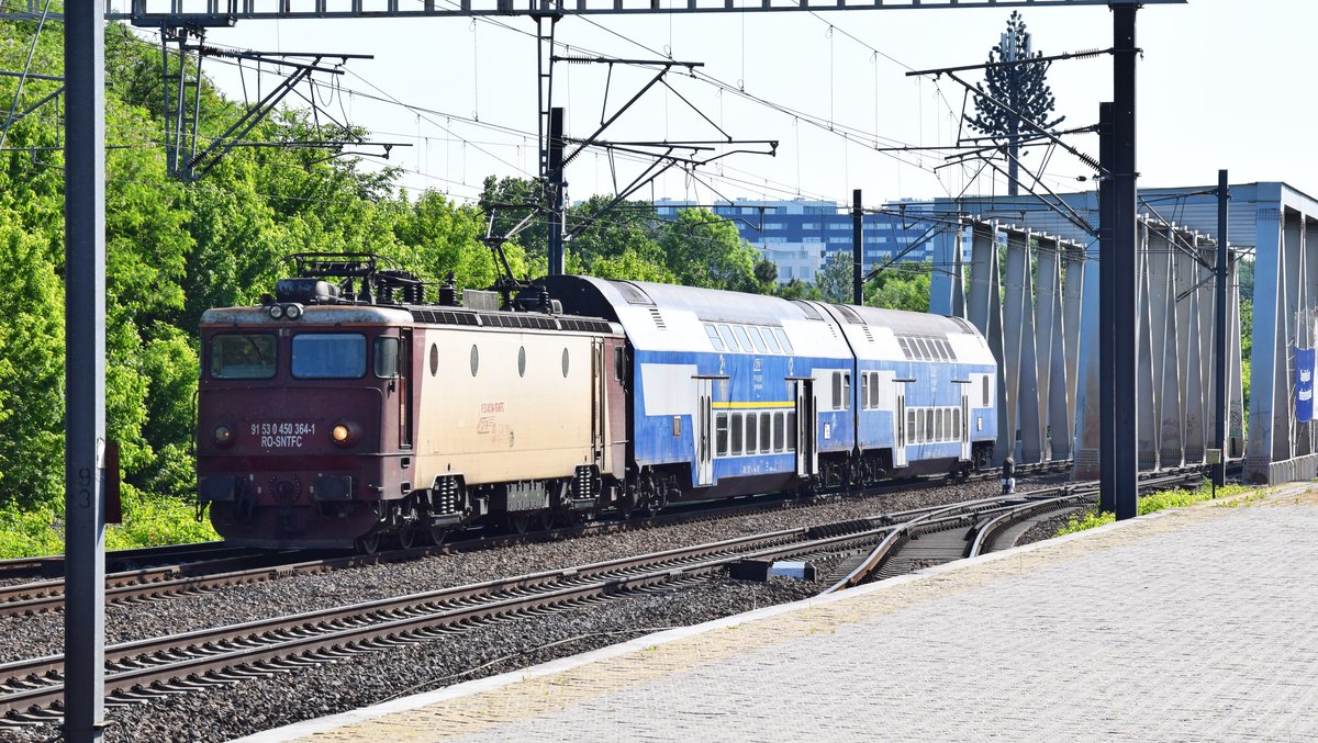 E-Lok 91-53-0-450364-1 mit Doppelstockgarnitur am 06.05.2018 im Bahnhof Bucuresti Baneasa.