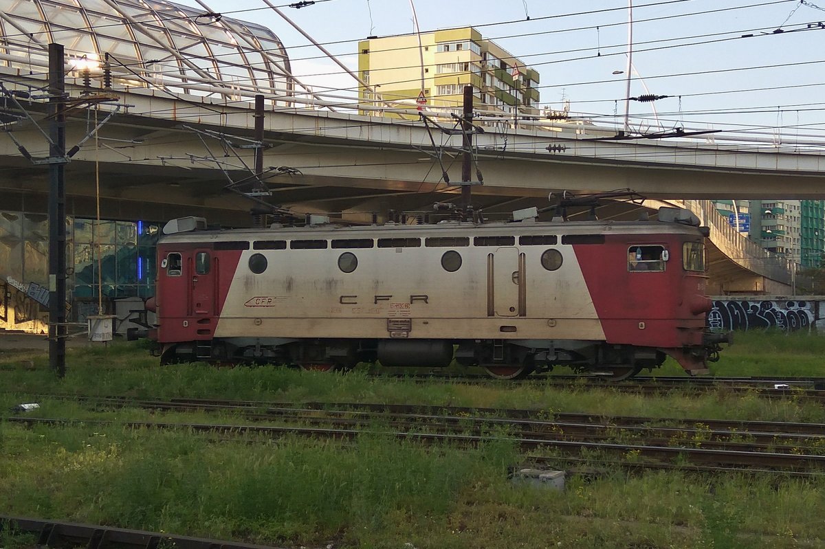 E-Lok 91-53-0-46-1058-6 manövriert am 29,05.2016 im Bukarester Nordbahnhof