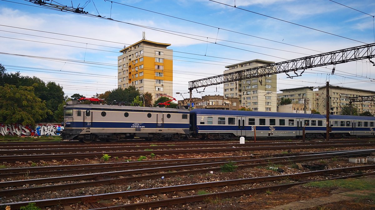 E-Lok 91-53-0-461058-6 mit neu gestrichene Personenwagengarnitur am 21.09.2018 kurz nach Verlassen des bukarester Nordbahnhofs.
