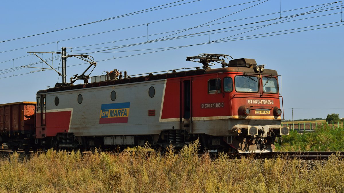 E-Lok 91-53-0-470485-0 fährt am 26.08.2017 in Richtung Bukarest kurz nach verlassen der Brücke bei Haltepunkt Mostistea.