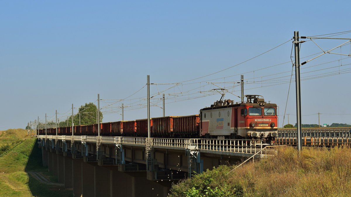 E-Lok 91-53-0-470485-0 fhrt am 26.08.2017 in Richtung Bukarest auf der Brcke bei Haltepunkt Mostistea.
