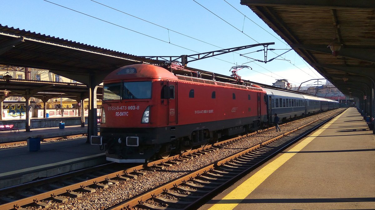 E-Lok 91-53-0-473-003-8 mit IR-Garnitur in Nordbahnhof Bukarest am 09.12.2017.