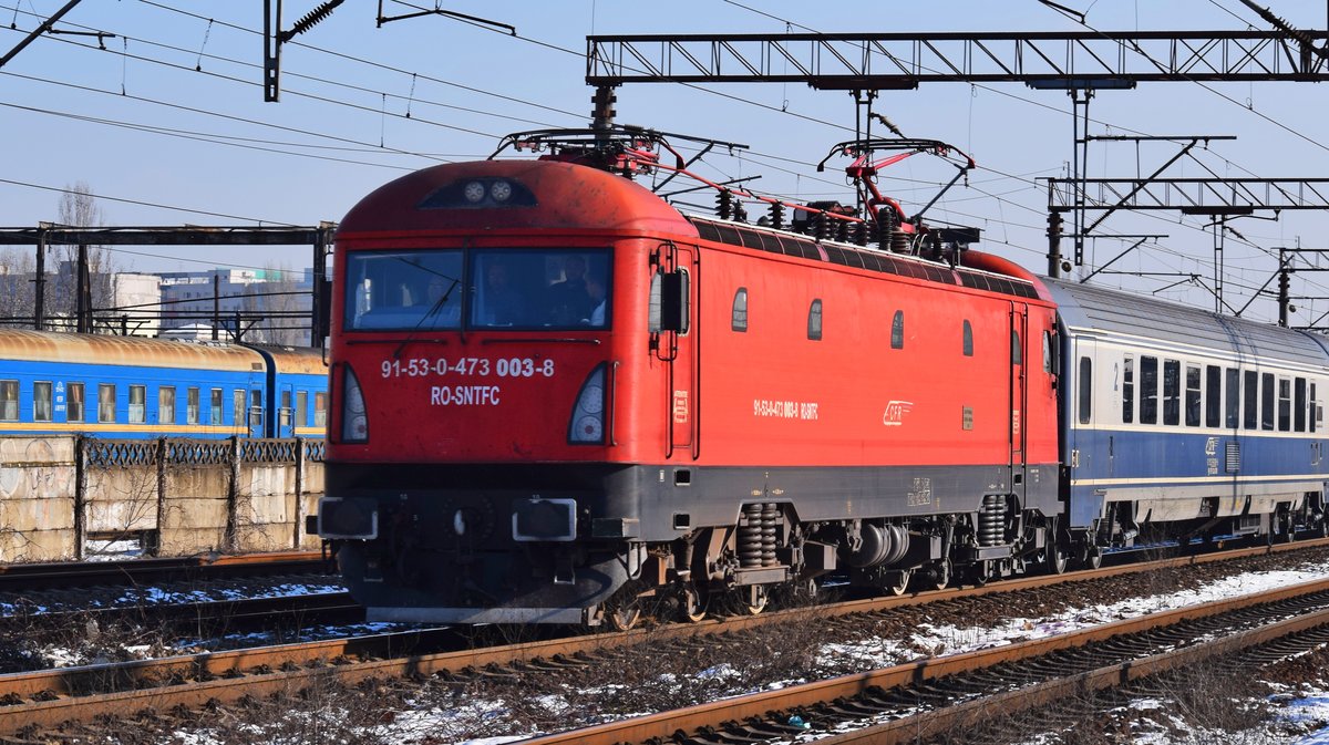 E-Lok 91-53-0-473003-8 mit IR-Garnitur nach Suceava am 24.01.2018 kurz nach Varlassen des Nordbahnhofs Bukarest.