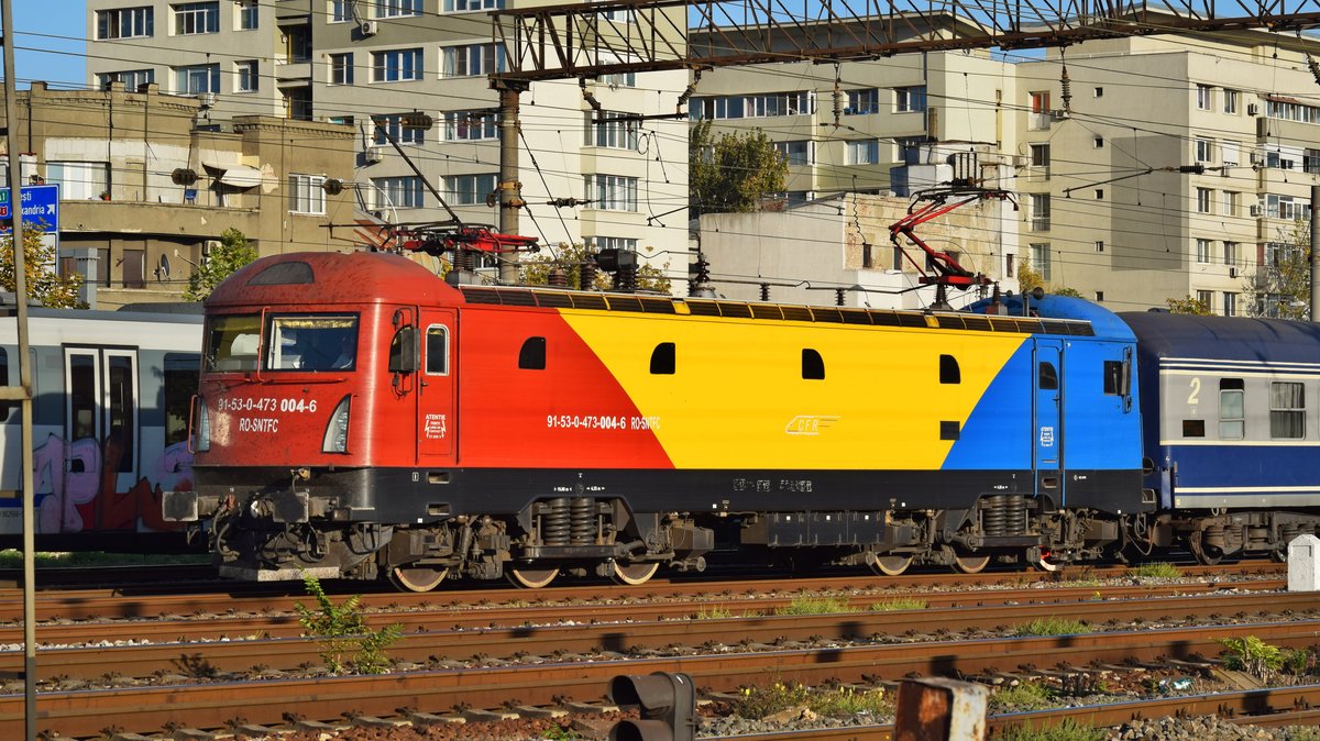 E-Lok 91-53-0-473006-4 mit Interregio nach Constanta am 13.10.2018 kurz nach Verlaassen des bukarester Nordbahnhofs.