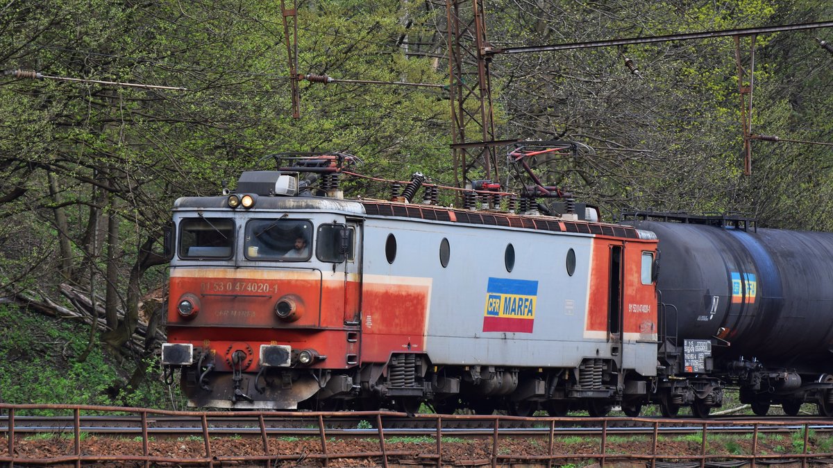 E-Lok 91-53-0-474 020-1 mit Kesselwagenzug kurz bevor sie die Stiege in Richtung Predeal am 14.04.2018 anfährt