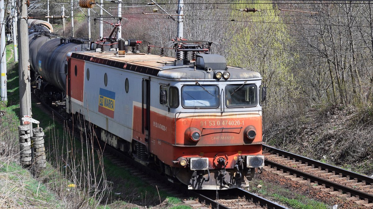 E-Lok 91-53-0-474 020-1 mit Kesselwagenzug kurz vor der Einfahrt in Bahnhof Predeal am 14.04.2018