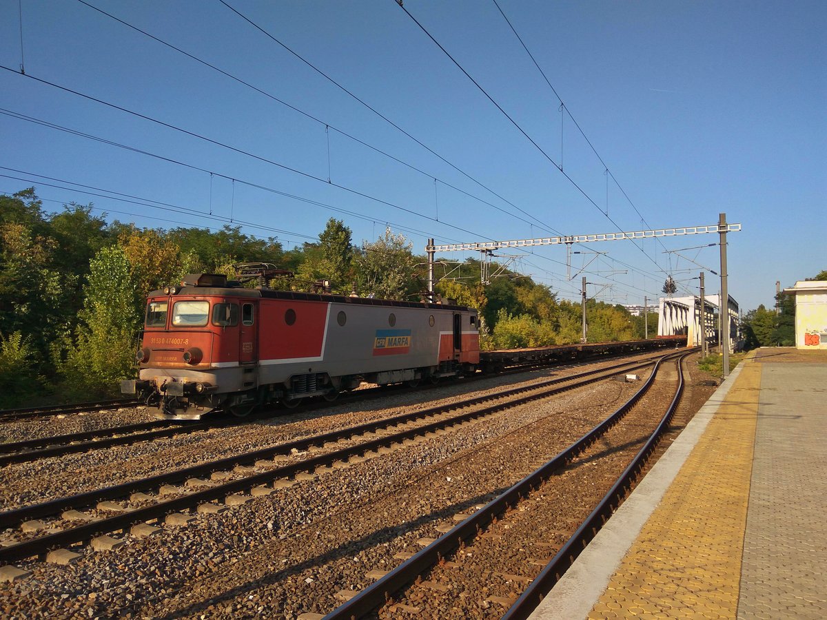 E-Lok 91-53-0-474007-8 mit Güterzug fährt am 25.08.2017 aus Richtung Osten im Bahnhof Bucuresti Baneasa ein.
