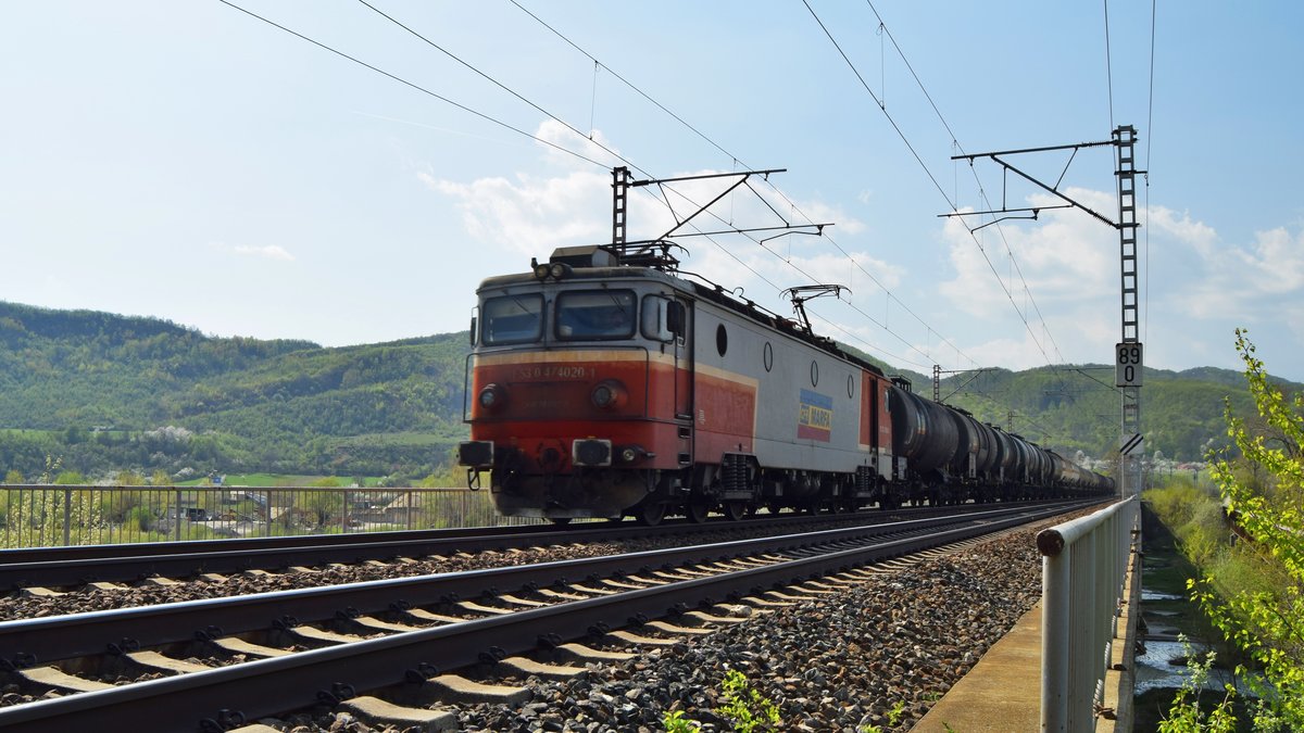 E-Lok 91-53-0-474020-1 mit Kesselwagengarnitur wenige Kilometer von Campina in Richtung Bukarest am 14.04.2018