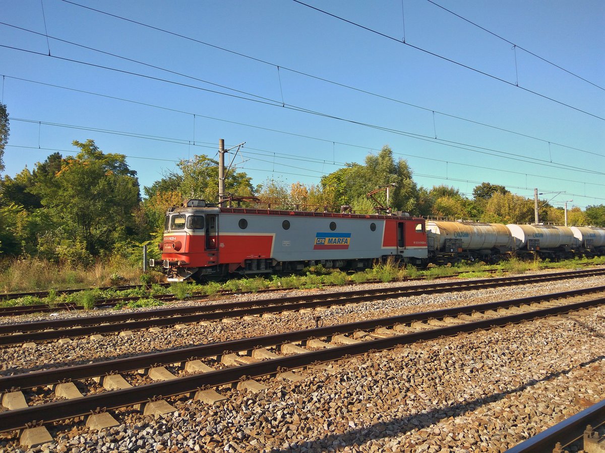 E-Lok 91-53-0-474028-4 mit Güterzug bestehend aus Kessel- und Silowagen wartet im Bahnhof Bucuresti Baneasa am 25.08.2017 auf freie Fahrt.