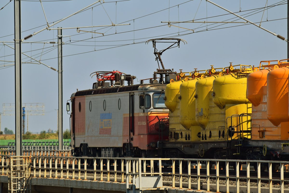 E-Lok 91-53-0-474033-4 mit Silowagengarnitur fährt am 26.08.2017 in Richtung Osten auf der Brücke bei Haltepunkt Mostistea.