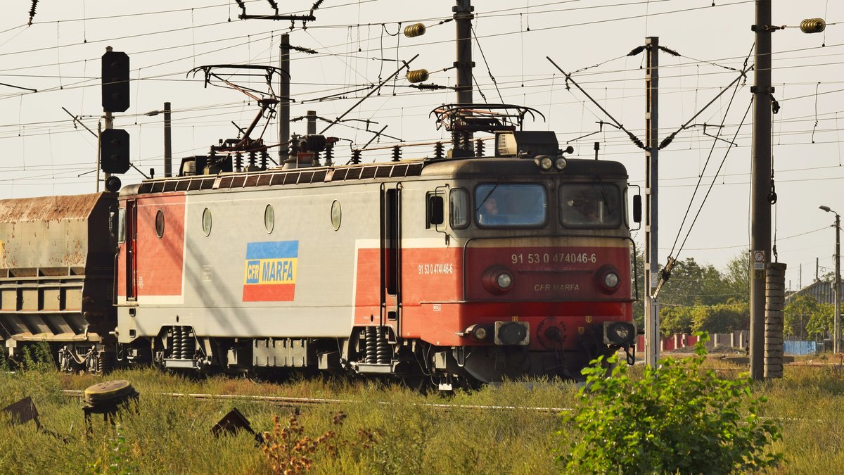 E-Lok 91-53-0-474046-6 fährt am 30.09.2017 mit langem Kohlezufg im Bahnhof Fetesti ein.