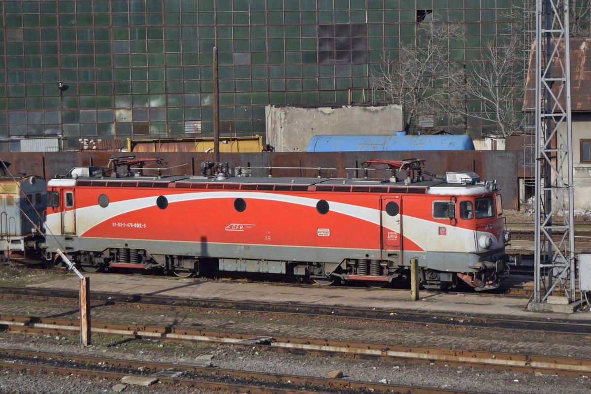 E-Lok 91-53-0-476692-5 bei einer Rangierfahrt in der Wagenabstellstelle des bukarester Nordbahnhofs am 26.02.2017.