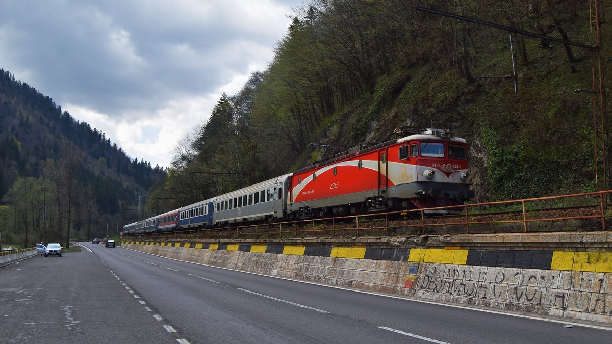 E-Lok 91-53-0-477-054-7 mit Interregio Garnitur am 14.04.2018 wenige Kilometer vor der Einfahrt in Bahnhof Brasov