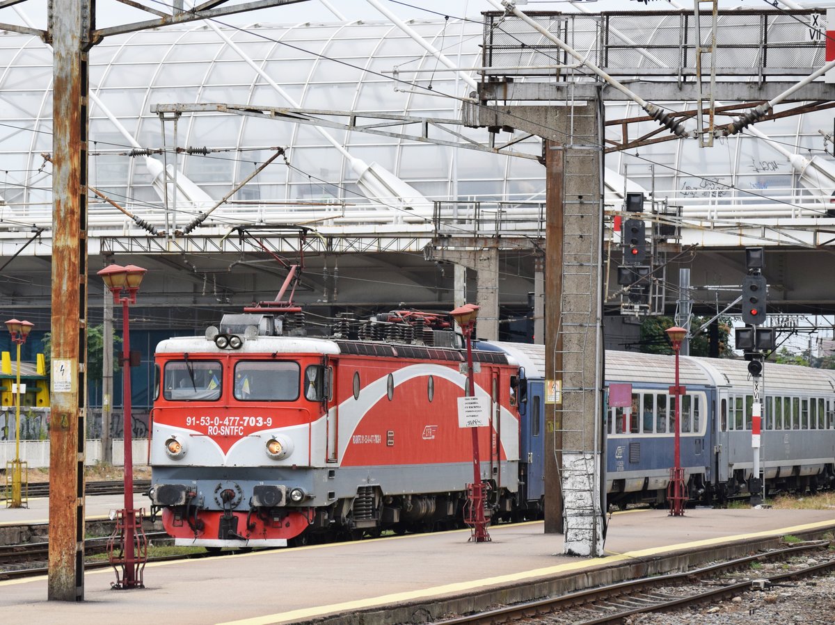 E-LOk 91-53-0-477-703-9 schiebt am 14.08.2017 mit leerer IR-garnitur as dem bukarester Nordbahnhof in die Abstellstelle.
