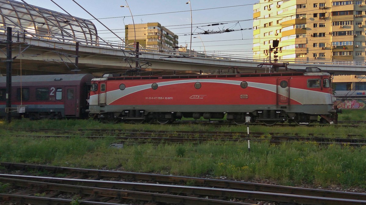 E-Lok 91-53-0-477-753-4 fährt mit IR-Garnitur am Abend des 29.05.2017 in Bahnhof Bucuresti Nord ein.