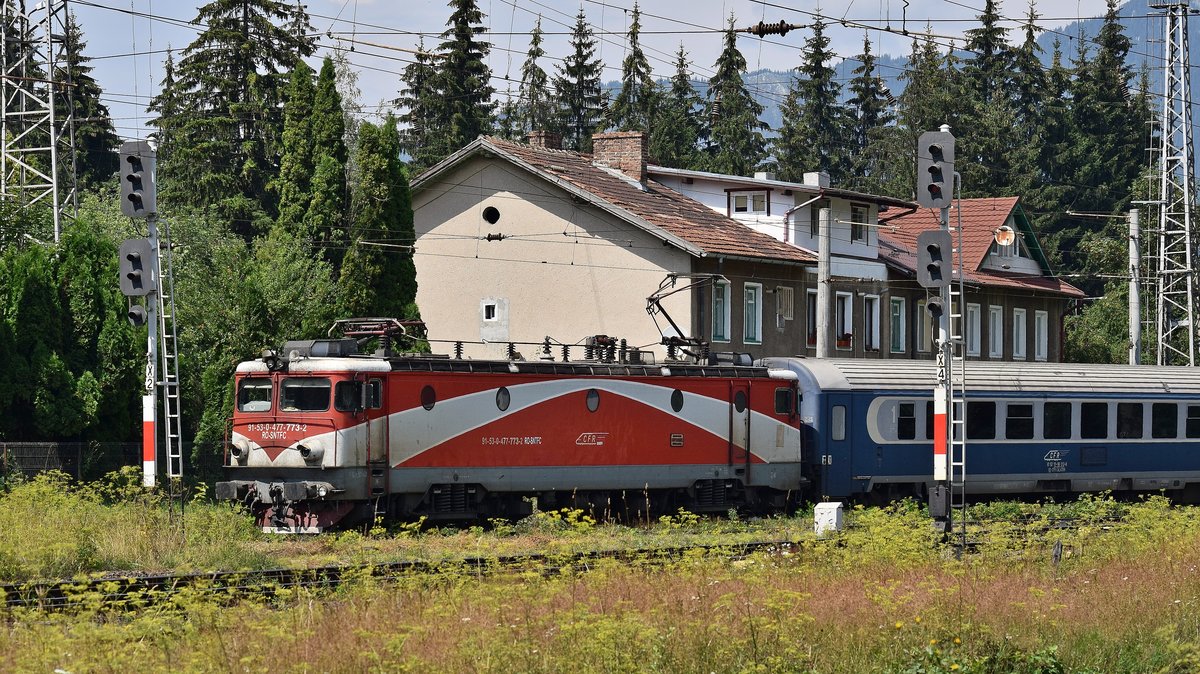 E-Lok 91-53-0-477-773-2 zieht am 16.08.2017 mit einer internationalen IR-Garnitur aus Budapest im Bahnhof Predeal. Im Bild sind noch zwei Standardsingale für CFR-Hauptstrecken zu sehen.
