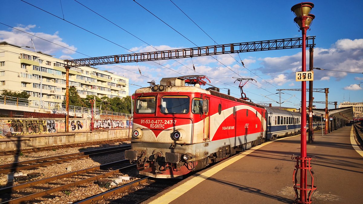 E-Lok 91-53-0-477247-7 verlässt den bukarester Nordbahnhof am Abend des 25.09.2018