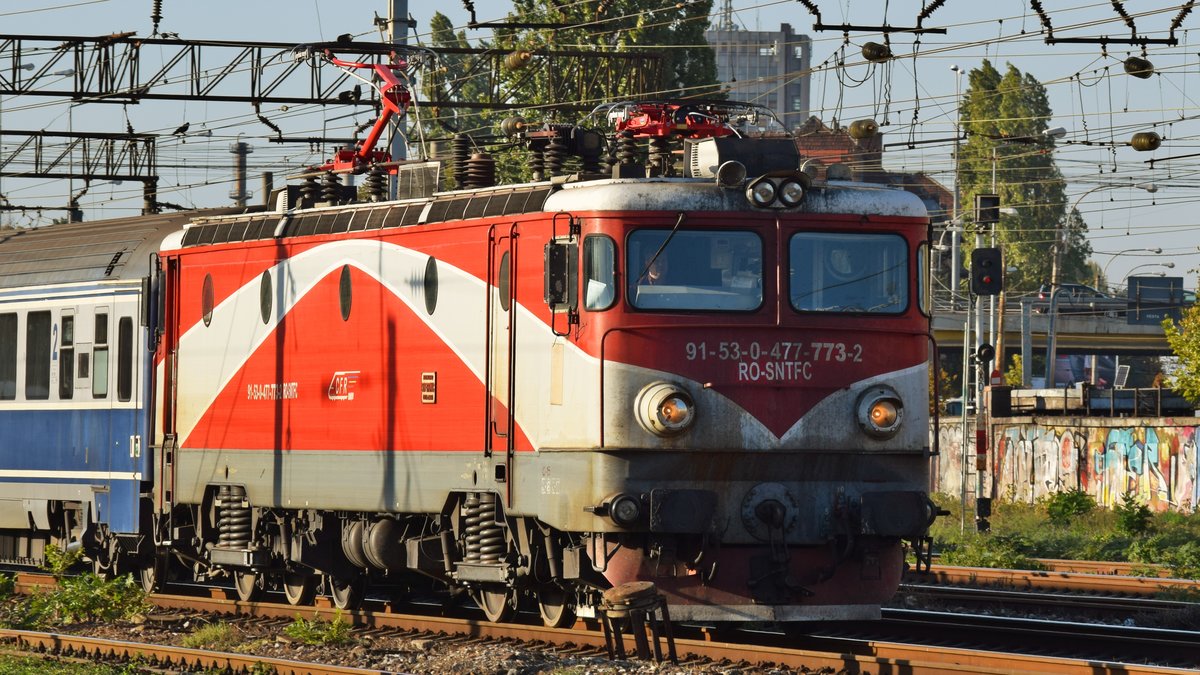 E-Lok 91-53-0-477773-2 mit Interregio am 13.10.2018 bei der Einfahrt im bukarester Nordbahnhof.