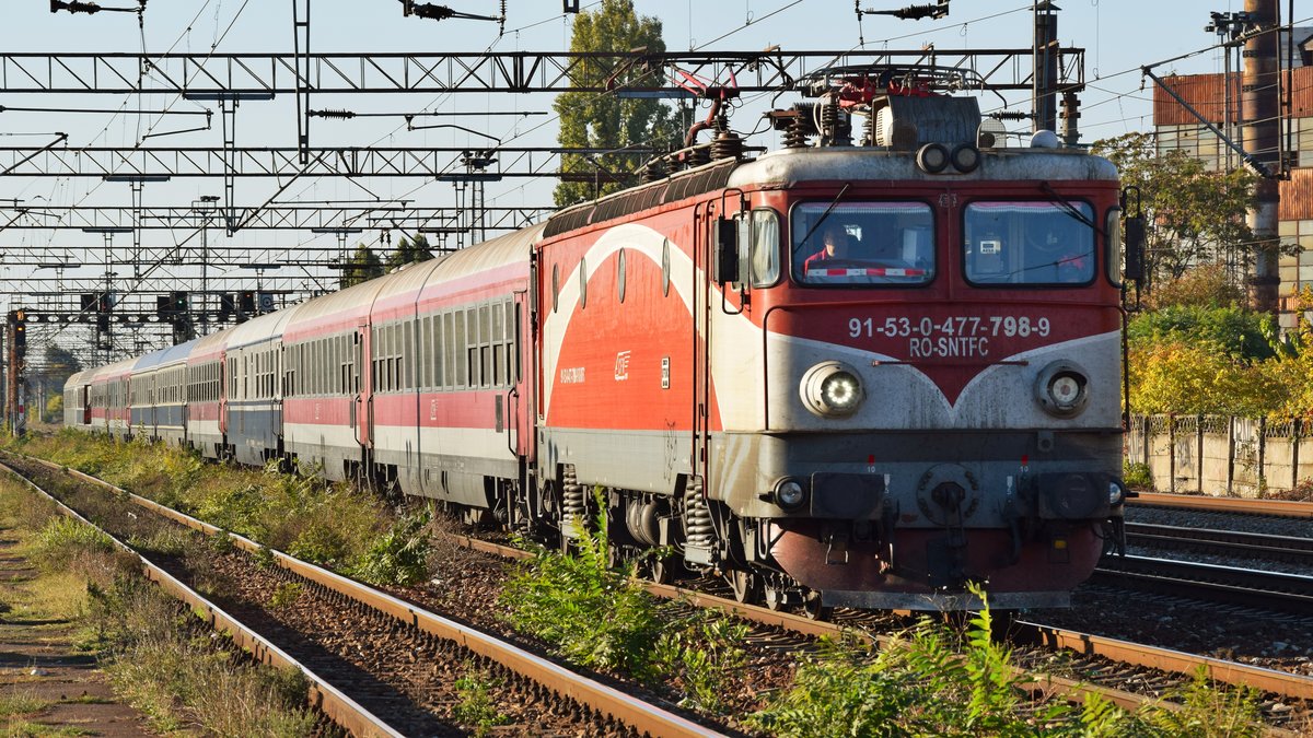E-Lok 91-53-0-477798-9 kurz vor der Einfahrt im Nordbahnhof Bukarest am 06.10.2018.