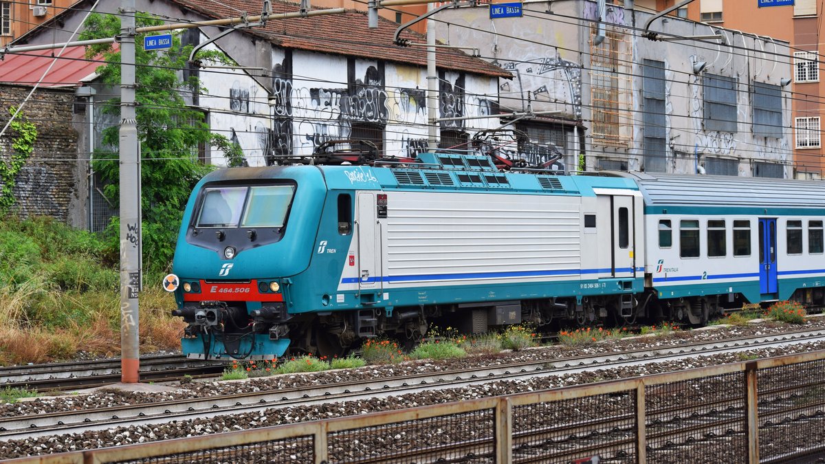 E-Lok 91-53-2464-506-1 mit Regiogarnitur am 23.05.2018 in der Nähe des Ponte Casinilino.