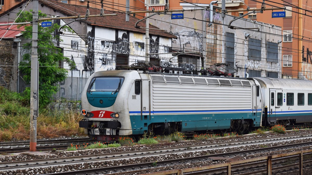 E-Lok 91-83-2402-167-7 mit IC-Garnitur in der Nähe des Ponte Casinilino am 23.05.2018