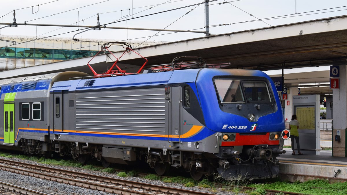 E-Lok 91-83-2464-229-0 mit Vivalto-Garnitur am 21.05.2018 an Gleis 2 in Bahnhof Roma Ostiense