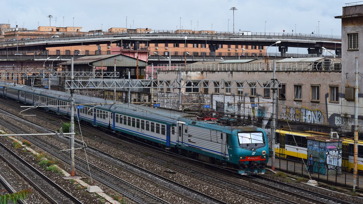 E-Lok 91-83-2464-444-5 mit Regiogarnitur nähert sich dem Ponte Casinilino am 23.05.2018