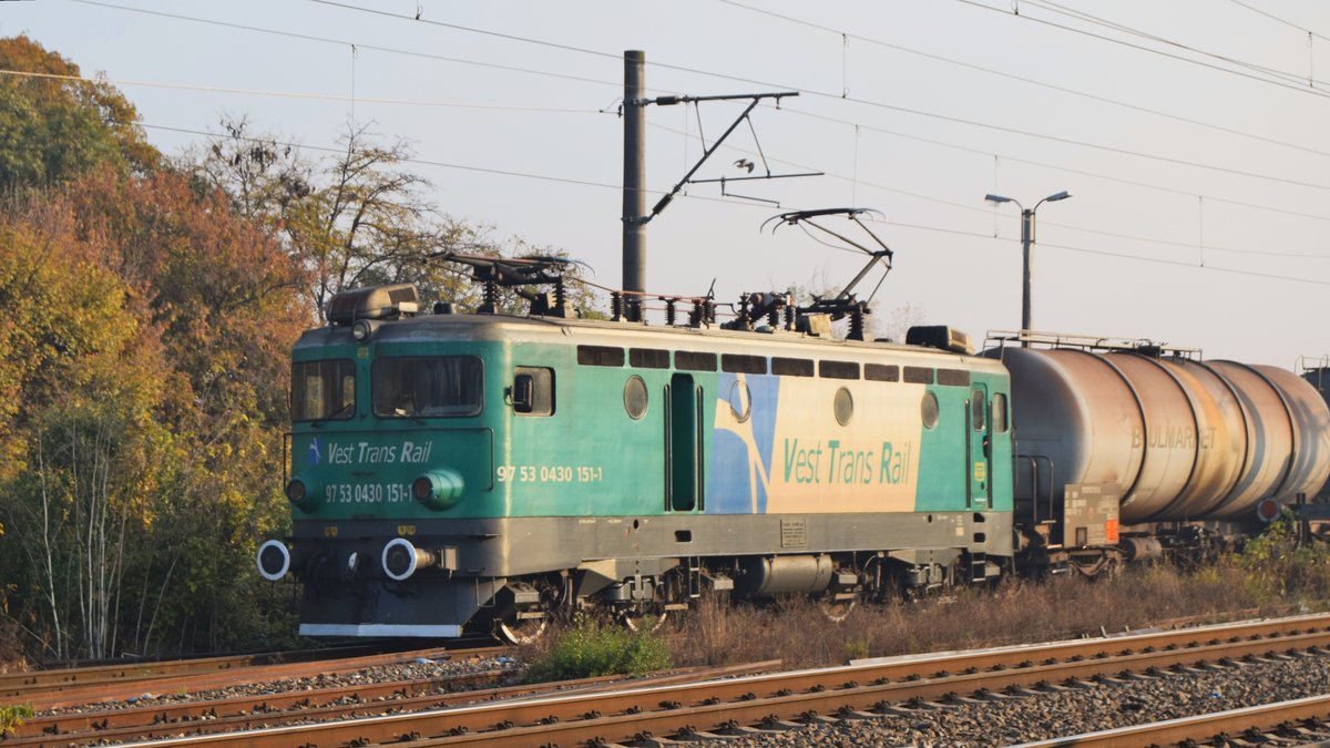 E-Lok 97-53-0-430151-1 der Vest Trans Rail mit Kesselwagezug am 22.10.2017 in Bahnhof Bucuresti Baneasa.