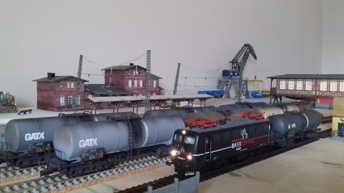 E-lok BR140 789 EBS mit Kesselwagenen (26.05.2024).