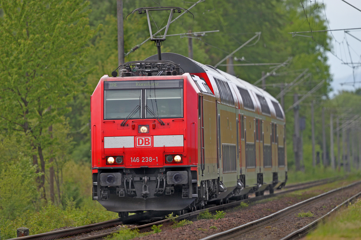E Lok DB 146 238-1 fährt mit dem IRE durch Hegne nach Konstanz.Foto vom 7.5.2014