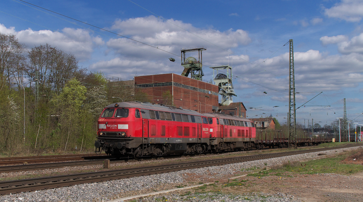 E-Lok Ersatzverkehr herrschte am 06.04.2014 zwischen Völklingen und den Saarstahl Zweigwerken im Saarland. Durch Oberleitungsarbeiten im Völklinger Rangierbahnhof wurden die Brammenzüge anstelle von der BR 185 oder 186 von 225 117 und 225 802 befördert. Hier kommen die beiden mit leeren Wagen zurück und werden gleich hinter dem Bahnhof Luisenthal ihr Ziel Völklingen erreicht haben. Bahnstrecke 3230 Saarbrücken - Karthaus