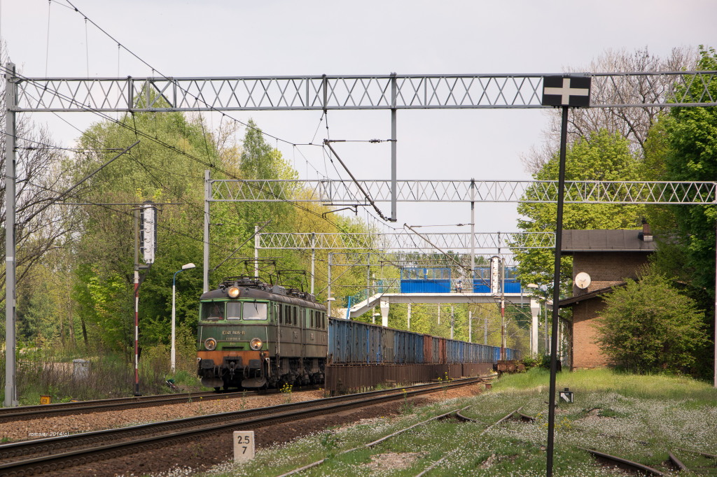 E-lok ET41-005 der PKP Cargo mit einem Holzzug in Kobiór bei Tychy(Tichau)am 01.05.2014.