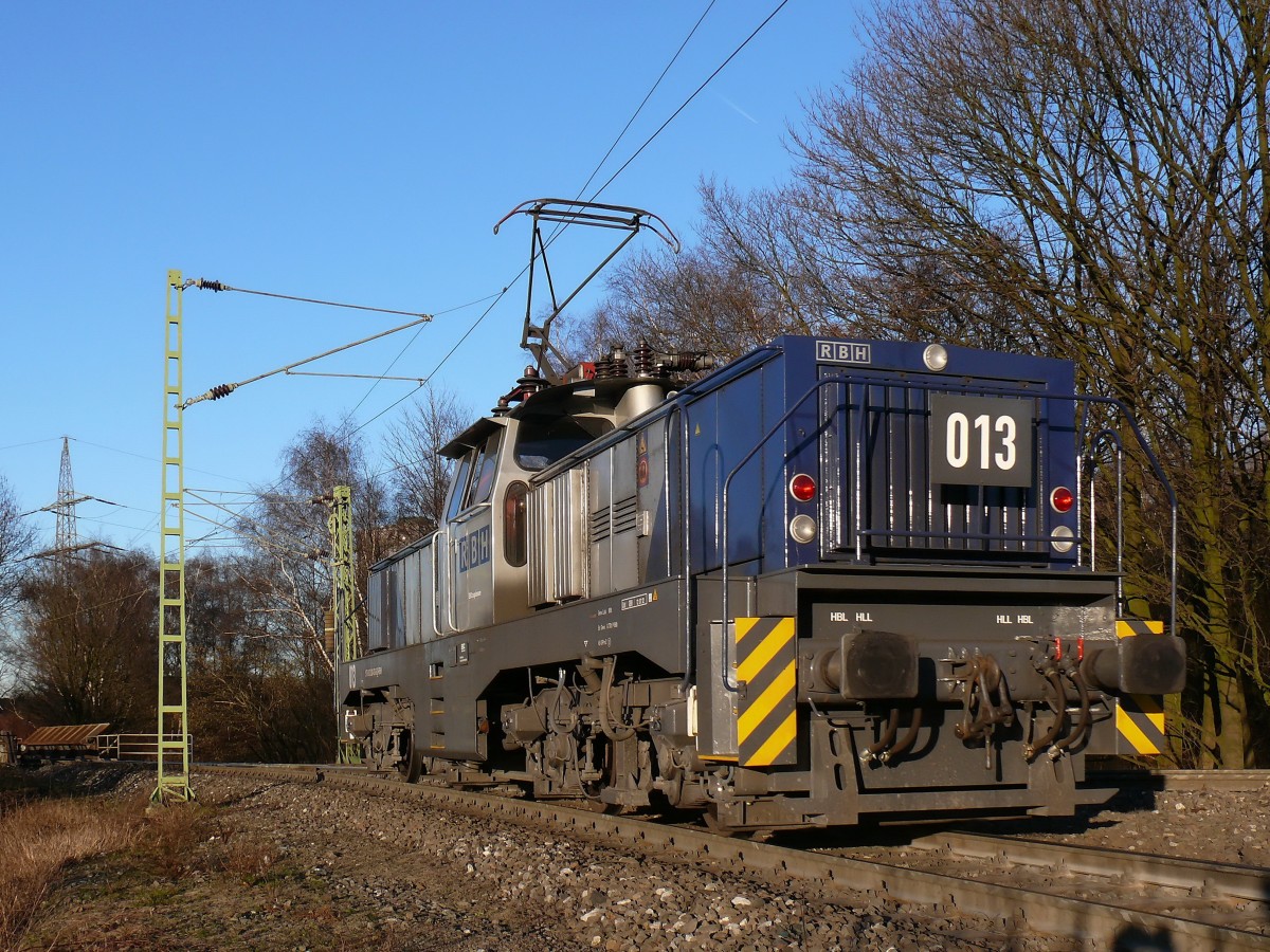 E-Lok RBH-013 (97 80 1200 013-6 D-RBH) vom Typ E1200 (Henschel 1984 FNr.32775).

2013-03-04 Bottrop-Süd