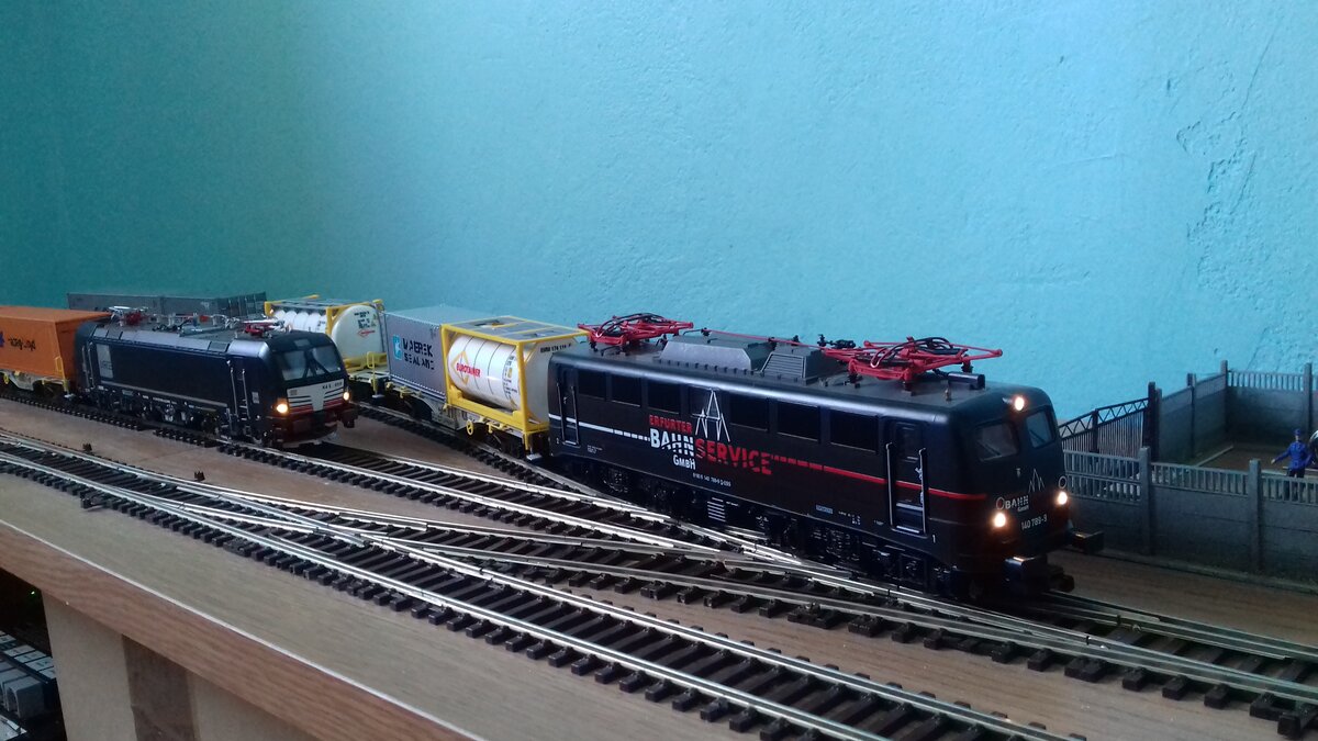 E-lok sind auch von verschiedenen Gruppen privater Unternehmen gehalten, die Transportdienstleistungen für Kunden erbringen. Hier ziehen Containersets auf dem Bahnweg in der Nähe der technischen Basis. Am 22 Juni 2021 Jahre.