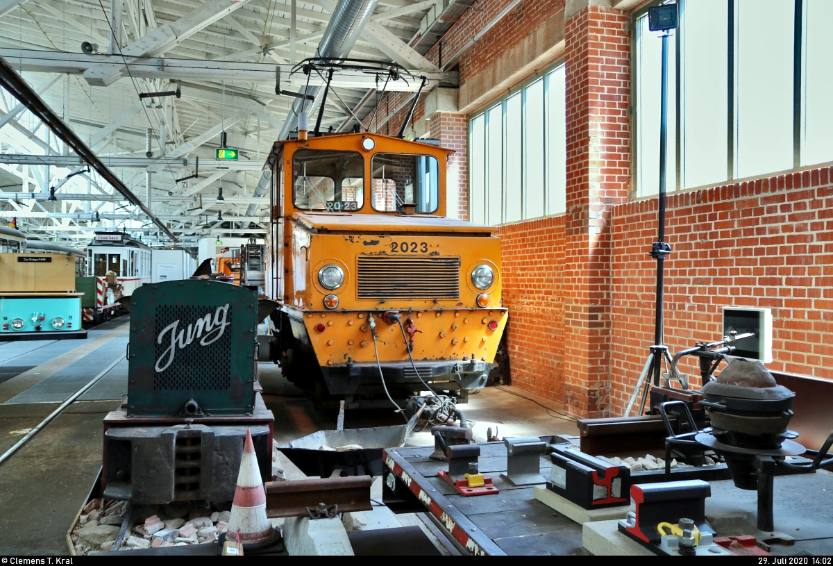 E-Lok SSB 2023, Baujahr 1946, auch  Trümmerlok  genannt, der Stuttgarter Straßenbahnen AG (SSB) ist im Straßenbahnmuseum Stuttgart ausgestellt.

 1946 beschaffte die Gemeinnützige Gesellschaft für Trümmer-Verwertung und Beseitigung mbH eine Reihe von Ellok, die Züge mit Trümmern zerbombter Häuser nach Wangen zu fahren. Im Zuge der Neckarkanalisierung und des Hafenbaus formte man das Ufer neu. Später wurden sechs Loks verkauft, während die übrigen sechs zur SSB kamen, um dort Schienen- und Gleisbauzüge zu führen. Das Schrumpfen des Meterspurnetzes führte zur Ausmusterung der Loks. 

[29.7.2020 | 14:02 Uhr]

Textquelle: Informationstafel vor Ort