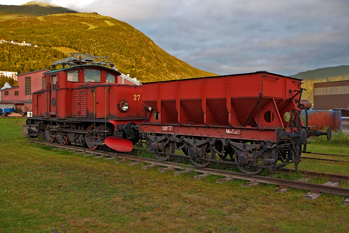 E Lok Ub Nr.27 der LKAB aus dem Jahr 1931 mit einem damaligen dreiachsigen Erzwagen Typ Mas,Fassungsvermögen 35 Tonnen steht ausgestellt am Erzhafen Narvik.Bild 19.7.2014